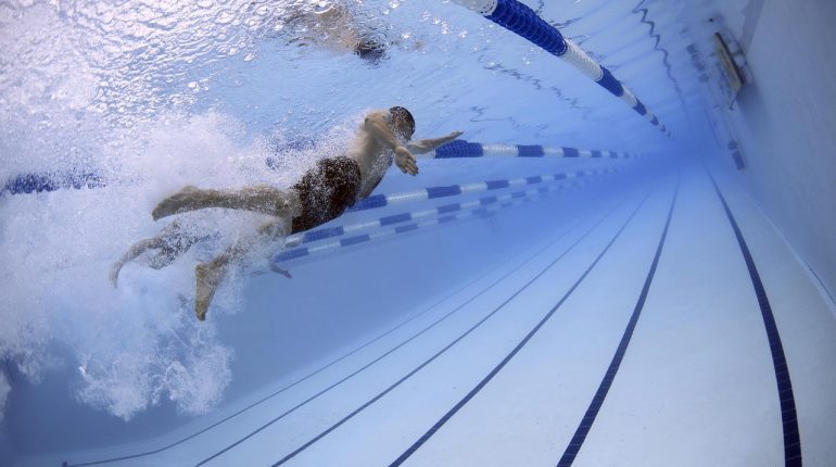 Nauka pływania w Warszawie - jak zdobyć umiejętność pływania w stolicy?